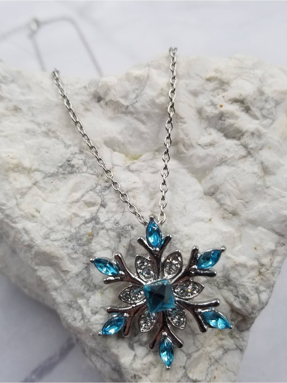 Blue Crystal Snowflake Necklace – Elegant Winter Pendant